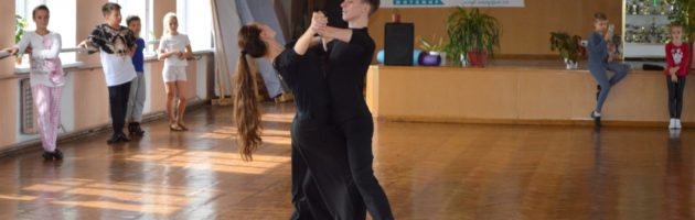 Alice Krsek e Denis Ivanov fizeram uma pausa para dançar.